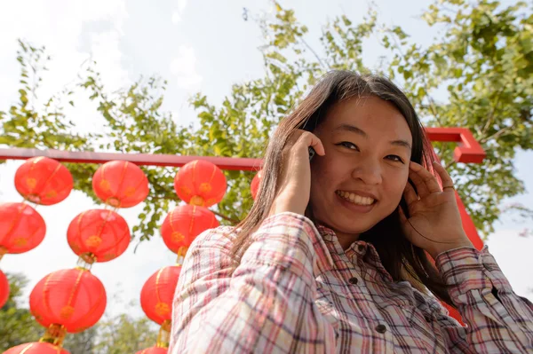 Woman talking on cell phone — Stock Photo, Image