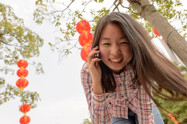 Kvinna pratar på mobiltelefon — Stockfoto