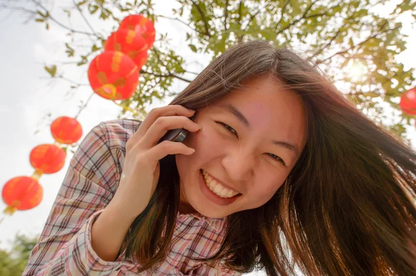 Mujer hablando por teléfono celular —  Fotos de Stock