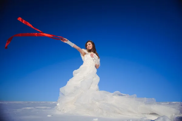 Frau im Hochzeitskleid — Stockfoto