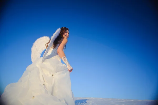 Mulher em vestido de noiva — Fotografia de Stock