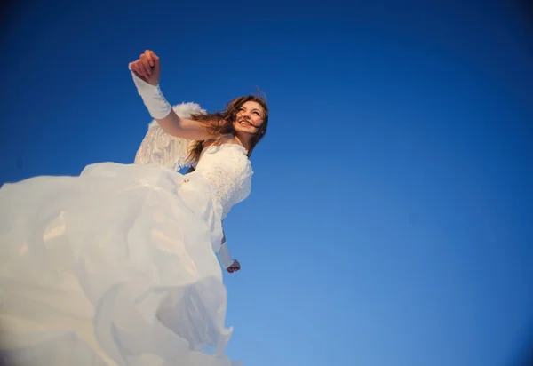 Femme en robe de mariée — Photo
