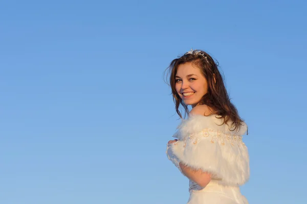 Frau im Hochzeitskleid — Stockfoto