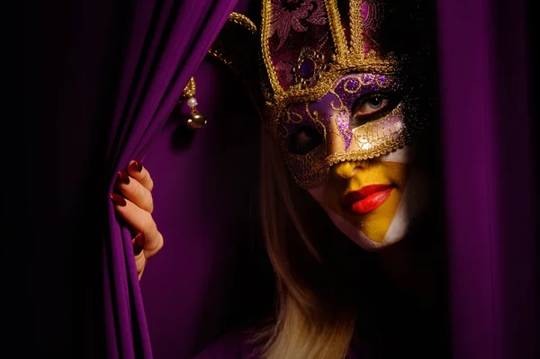 Tajemnicza kobieta z maską — Zdjęcie stockowe