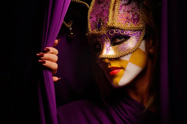 Mulher misteriosa com máscara — Fotografia de Stock