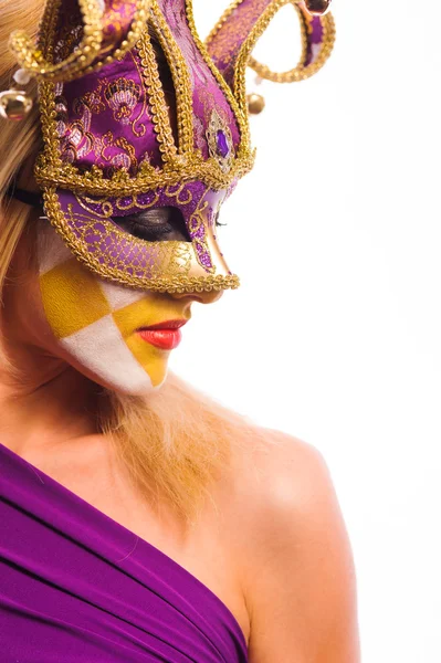 マスクを持つ謎の女性 — ストック写真