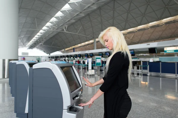 Donna che utilizza chiosco self-check-in — Foto Stock