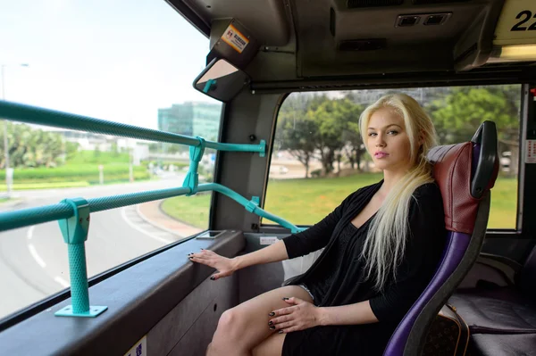 Женщина позирует в автобусе — стоковое фото