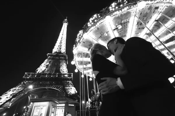 Couple near Eiffel tower at night — Stock Photo, Image