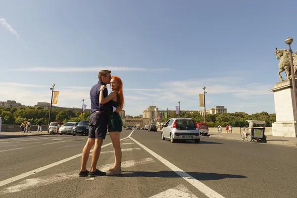 Couple walking on streets of Paris — Stock Photo, Image