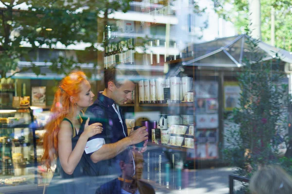 Young couple dating in Starbucks cafe — Stock Photo, Image