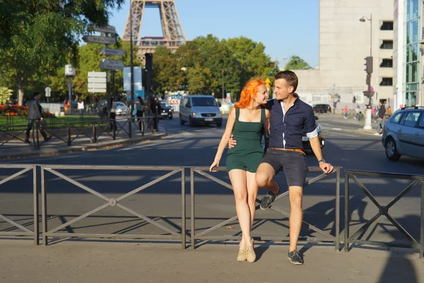 Young couple dating near Eiffel Tower — Stock Photo, Image