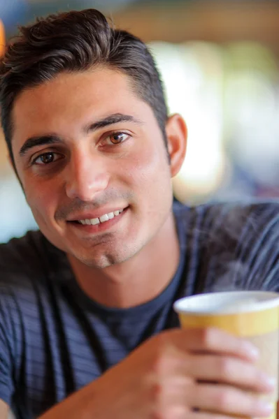 Sorrindo bonito morena jovem — Fotografia de Stock