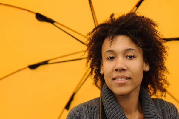 Şemsiye ile Afrikalı-Amerikalı kadın — Stok fotoğraf