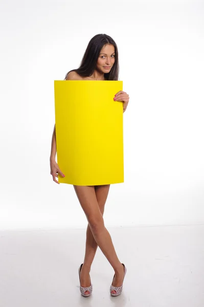 Vrouw houdt geel rechthoek — Stockfoto