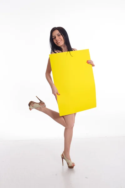 Mujer mantenga rectángulo amarillo — Foto de Stock