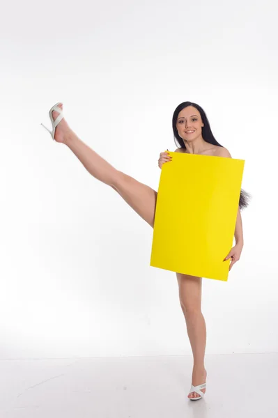 Mulher segurar retângulo amarelo — Fotografia de Stock