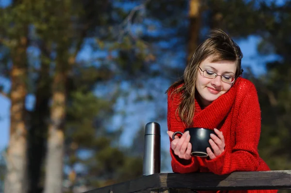 Vrouw met bril in het park — Stockfoto