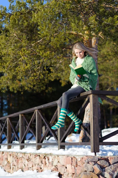 Mujer en el parque de invierno — Foto de Stock