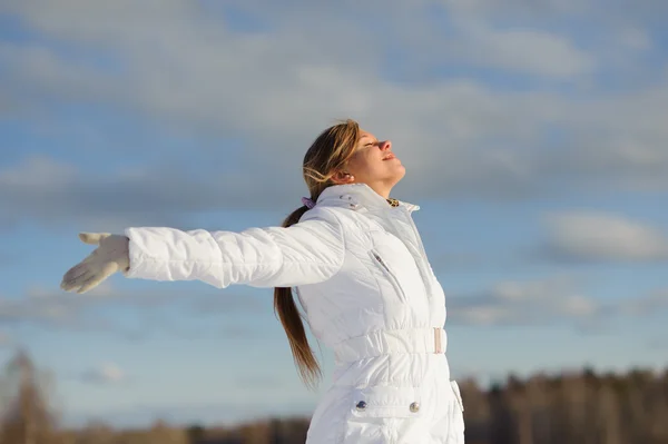 Femme souriante dans le parc d'hiver — Photo