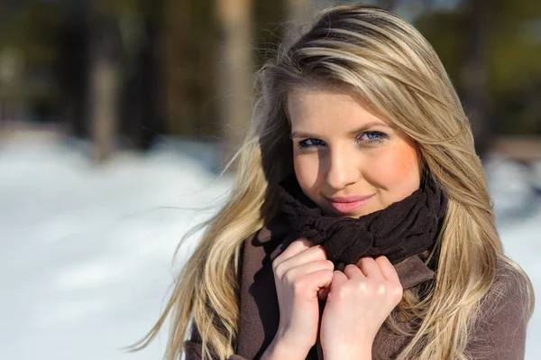 Leuke vrouw in park — Stockfoto