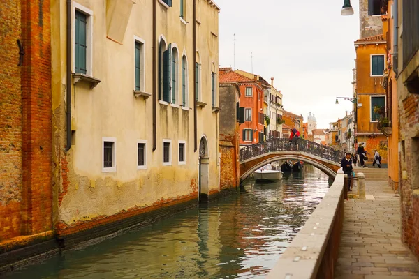 Gente en las calles de Venecia — Foto de Stock