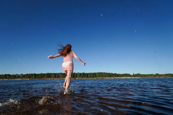 Mädchen läuft zum Fluss — Stockfoto