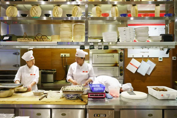 Cook chiefs working in restaurant — Stockfoto