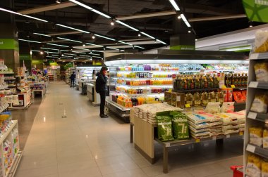 Shenzhen süpermarkette müşteriler