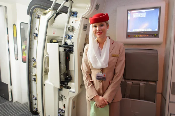 Stewardess der Emirate — Stockfoto