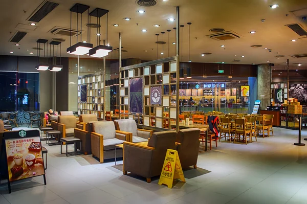 Starbucks Café à noite — Fotografia de Stock