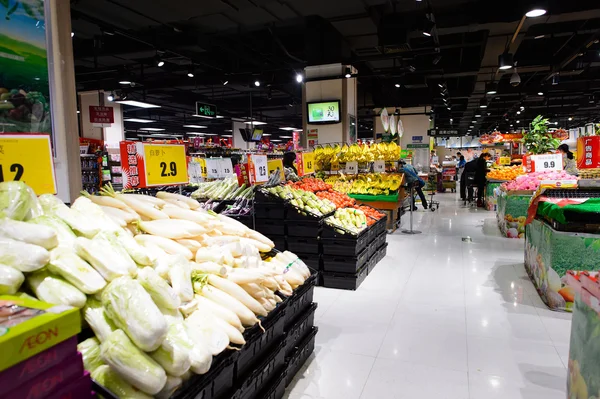 AEON supermarkedets interiør – stockfoto