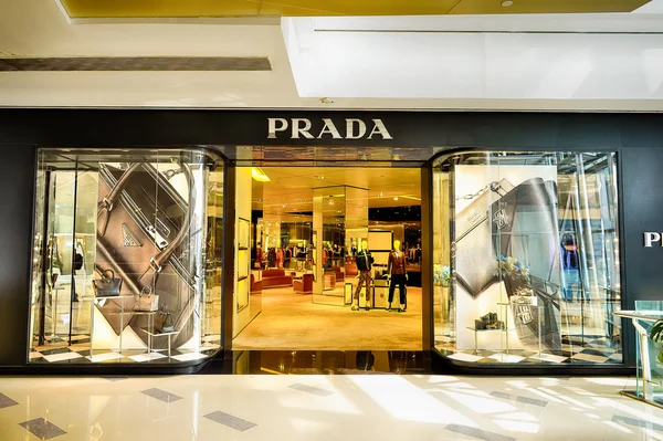 Butik italské Prada. — Stock fotografie