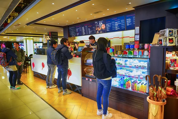 Customers in Hong Kong shopping center — Stok fotoğraf