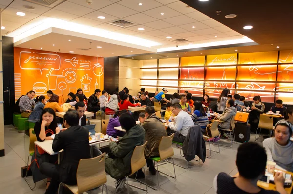 Customers in KFC restaurant — Stock Photo, Image