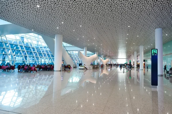 Passeggeri nell'aeroporto internazionale di Shenzhen Bao'an — Foto Stock
