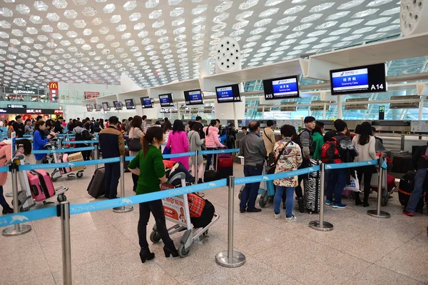 Passageiros em Aeroporto Internacional de Shenzhen Bao 'an — Fotografia de Stock