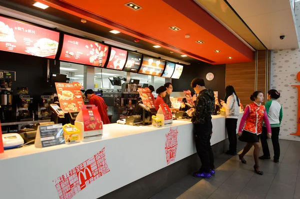 Klanten in Mcdonald's-restaurant — Stockfoto