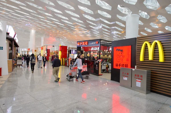 Pasajeros en Shenzhen Bao 'an Aeropuerto Internacional —  Fotos de Stock