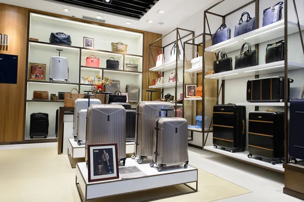 Aeropuerto bolsas tienda interior — Foto de Stock