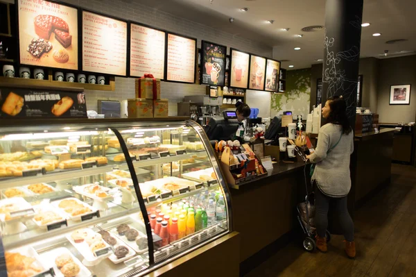 People in Starbucks cafe — Stock Photo, Image