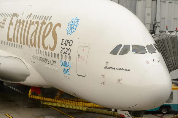 Docked Emirates Airbus A380 — Stockfoto