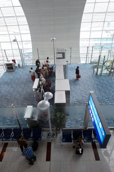 Pasażerów w lotnisko w Dubaju — Zdjęcie stockowe