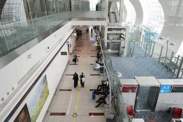 Пасажирів в аеропорту Дубаї — стокове фото