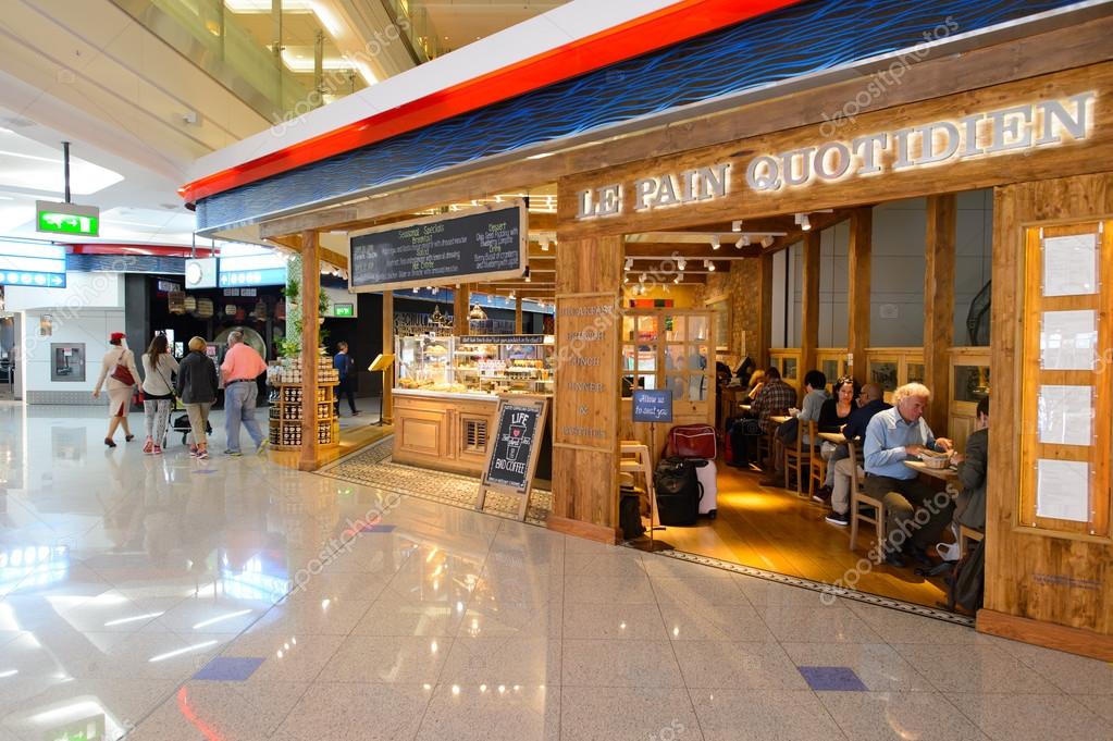 Visitantes no café do aeroporto — Fotografia de Stock