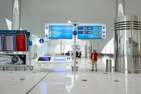 Mezinárodní letiště v Dubaji interiér — Stock fotografie