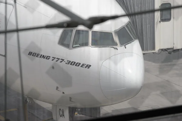 Boeing-777 aangemeerd in Dubai airport — Stockfoto