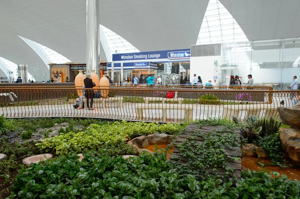 Internationale luchthaven van Dubai interieur — Stockfoto