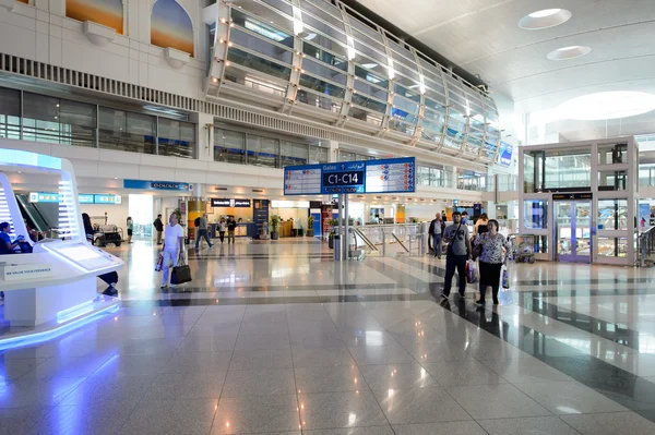 Passagerare i flygplatsen i Dubai — Stockfoto