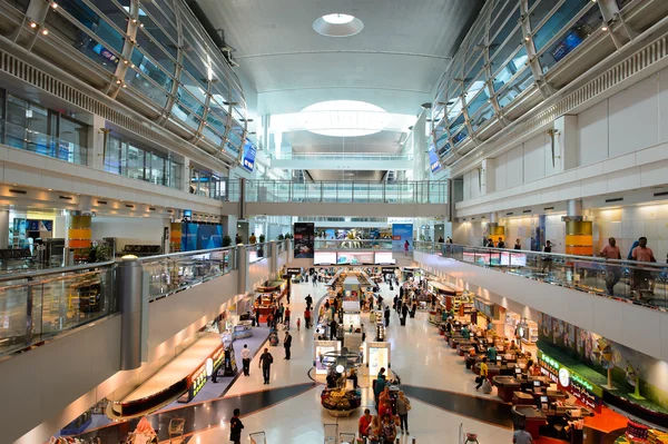 Pasażerów w lotnisko w Dubaju — Zdjęcie stockowe